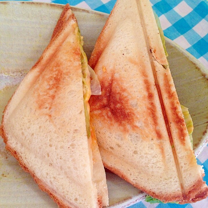 焼きそばとチーズのホットサンド♡